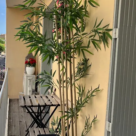 F2 Climatise Centre St Raphael Plages 900 M Et Gare * Saint-Raphael (Var)